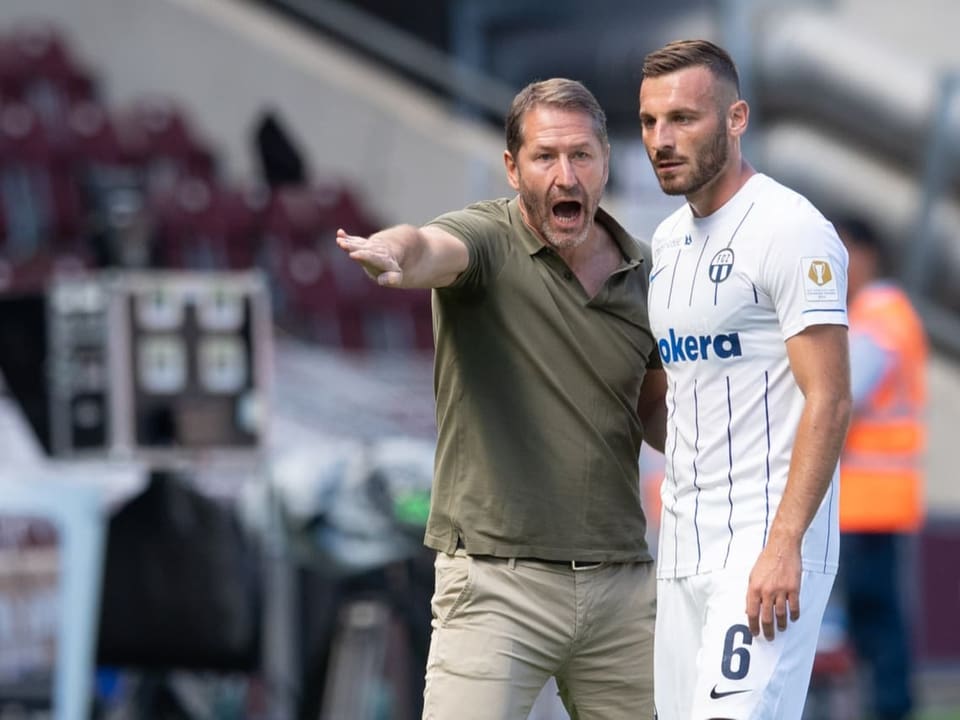 Vor dem Spiel in der Europa League gegen Bodö/Glimt: Trainer des FC Zürich, Franco Foda, instruiert einen Spieler.