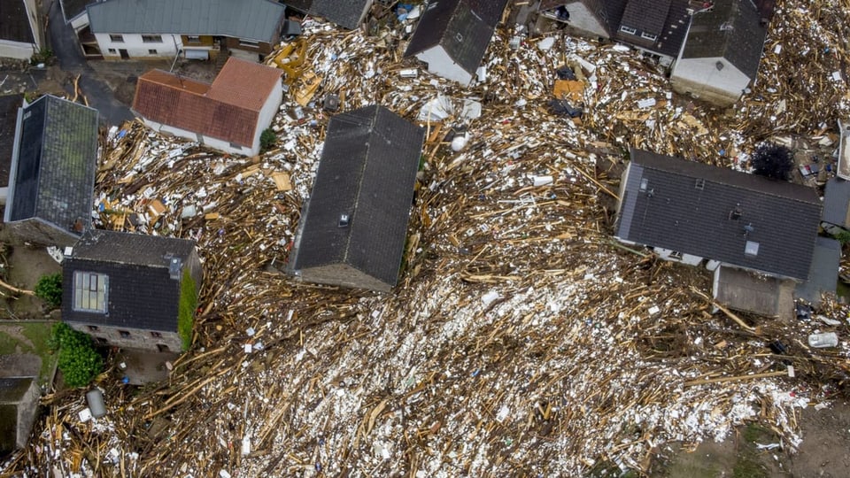 Holz und Schutt umgibt die Häuser in Schuld in Rheinland-Pfalz. 