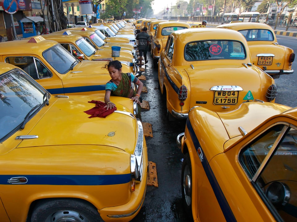 Dutzende gelbe Taxis in Kalkutta. 