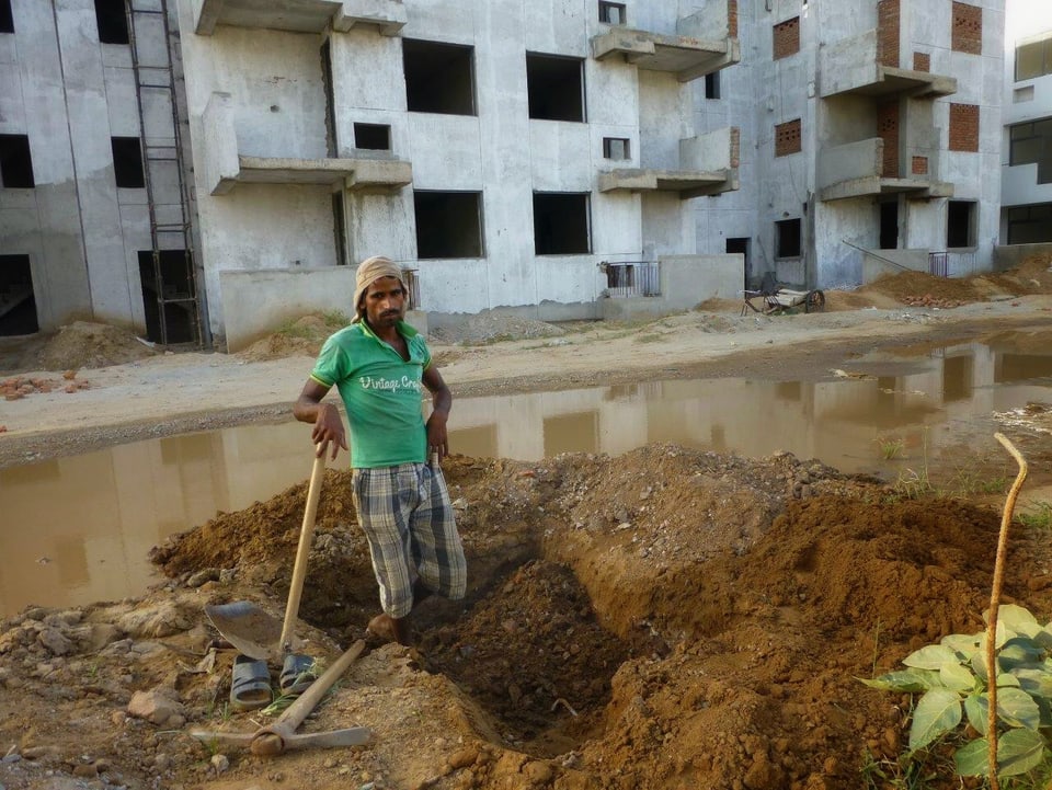 Ein Migrant auf einer Baustelle in Gurgaon. 