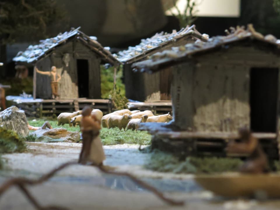 Detailgetreues Modell einer alten Pfahlbauersiedlung am See.