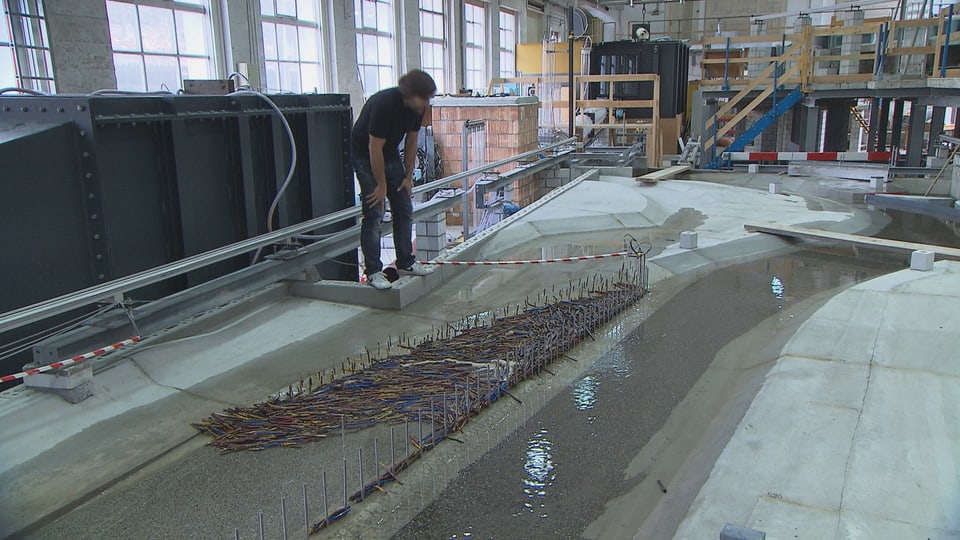 Bauingenieure testen am massstabgetreuen Modell, wie sie Zürich vor einer Hochwasserkatastrophe bewahren können. 
