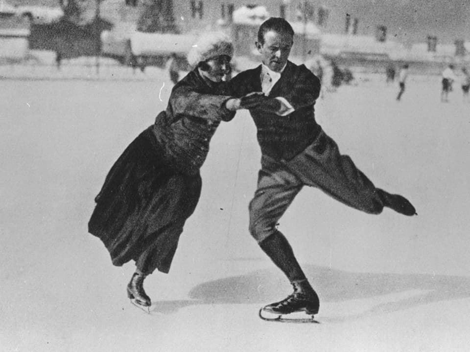 Ein Paar beim Eiskunstlauf, kurz vor einem Sprung.