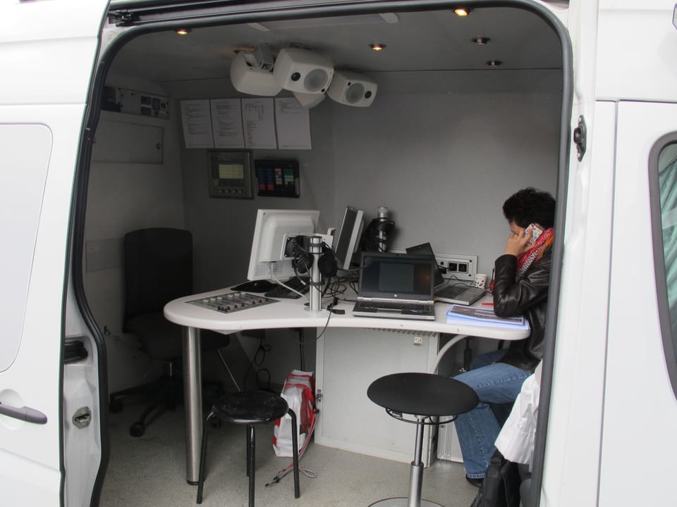 Das Regionaljournal Aargau Solothurn sendet live aus dem neuen Gefängnis in Deitingen – Blick in den Übertragungswagen.