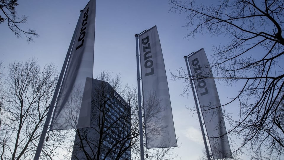 Lonza-Flaggen vor dem Hauptsitz in Basel