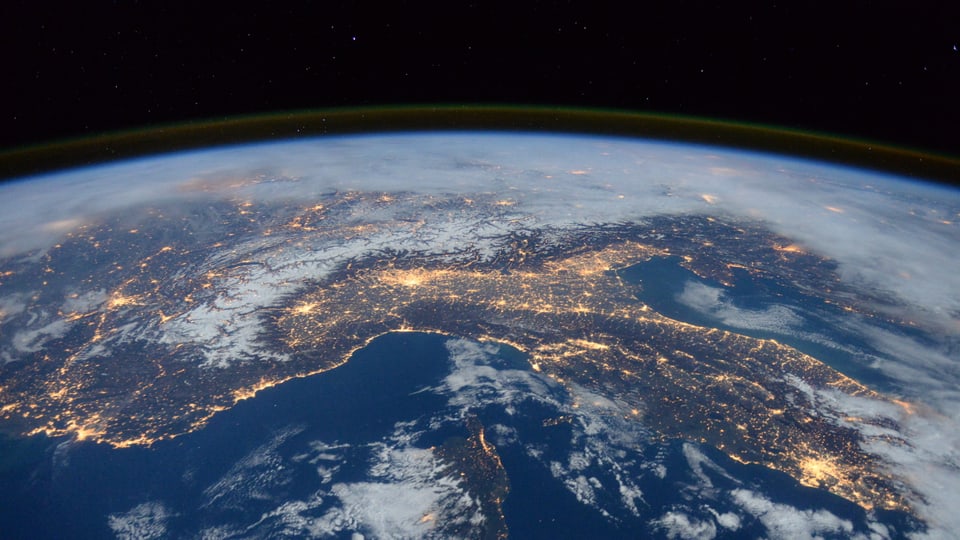 Blick von der Raumstation ISS auf Italien, die Alpen und das Mittelmeer. 