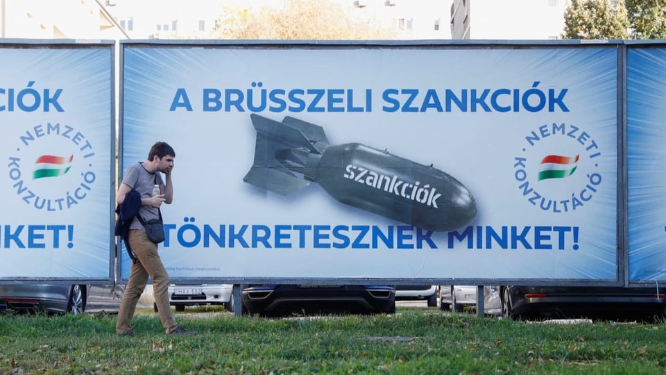 «Brüsseler Sanktionen zerstören uns» steht auf einem Plakat in Budapest