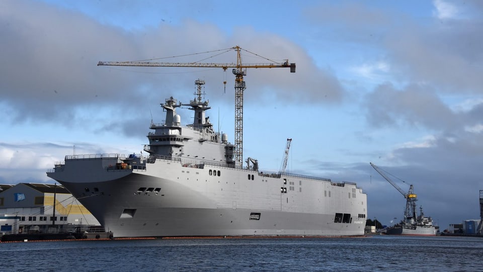 Ein Militärschiff an einem Dock.