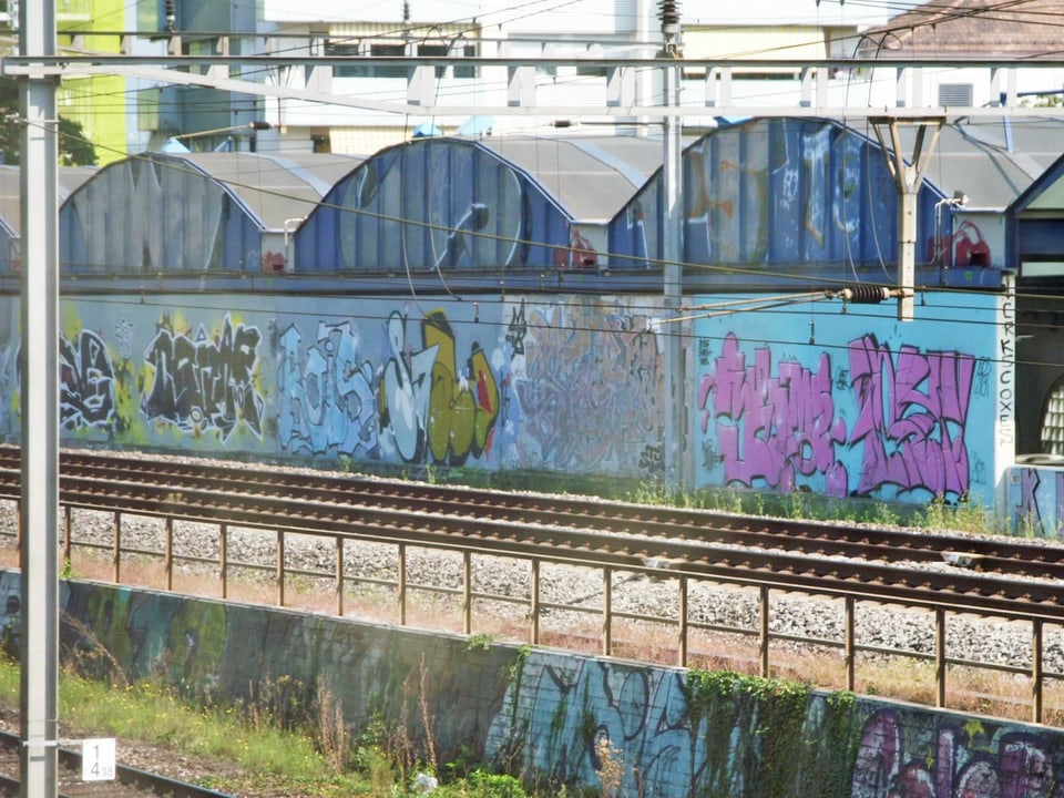 Mehrere Graffiti an den Bahngeleisen zwischen Badischem Bahnhof und Basel SBB