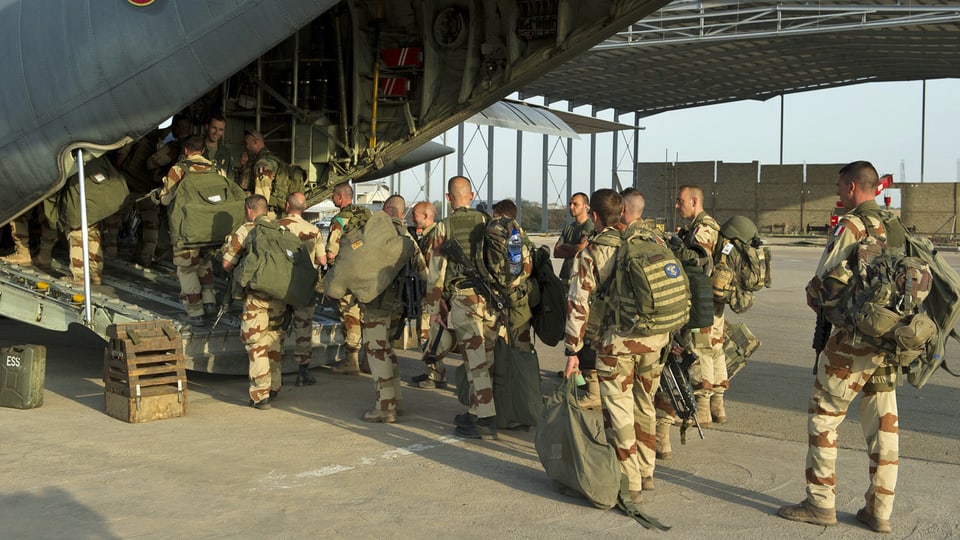 Französische Soldaten besteigen im Tschad ein Militärflugzeug nach Mali. (keystone)