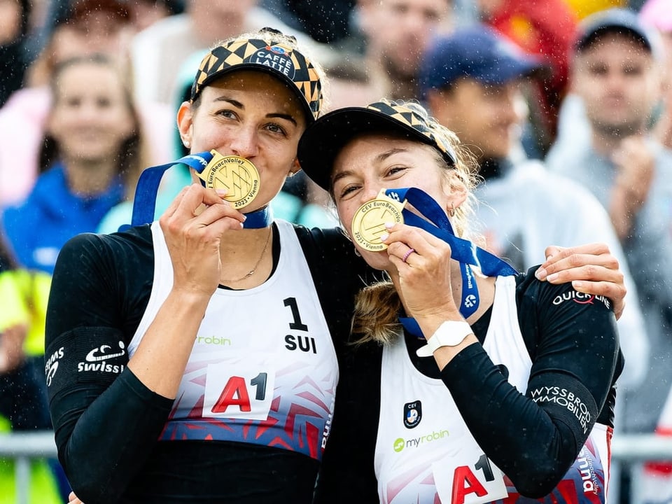 Nina Brunner (rechts) und Tanja Hüberli strahlen mit ihrer EM-Gold-Medaille.
