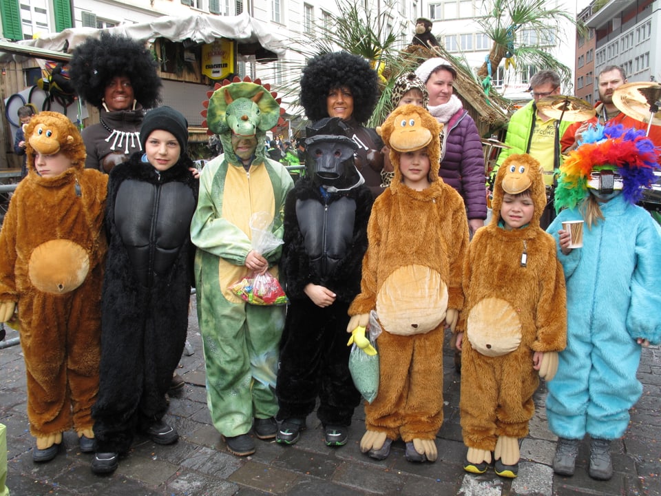 Gruppe von kostümierten Affen und anderen Tiere unterwegs am Kinderumzug der Luzerner Fasnacht 2017.
