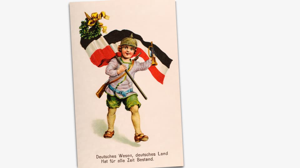 Postkarte mit Kind, das ein Gewehr umgehängt hat und die deutsche Reichsflagge trägt.