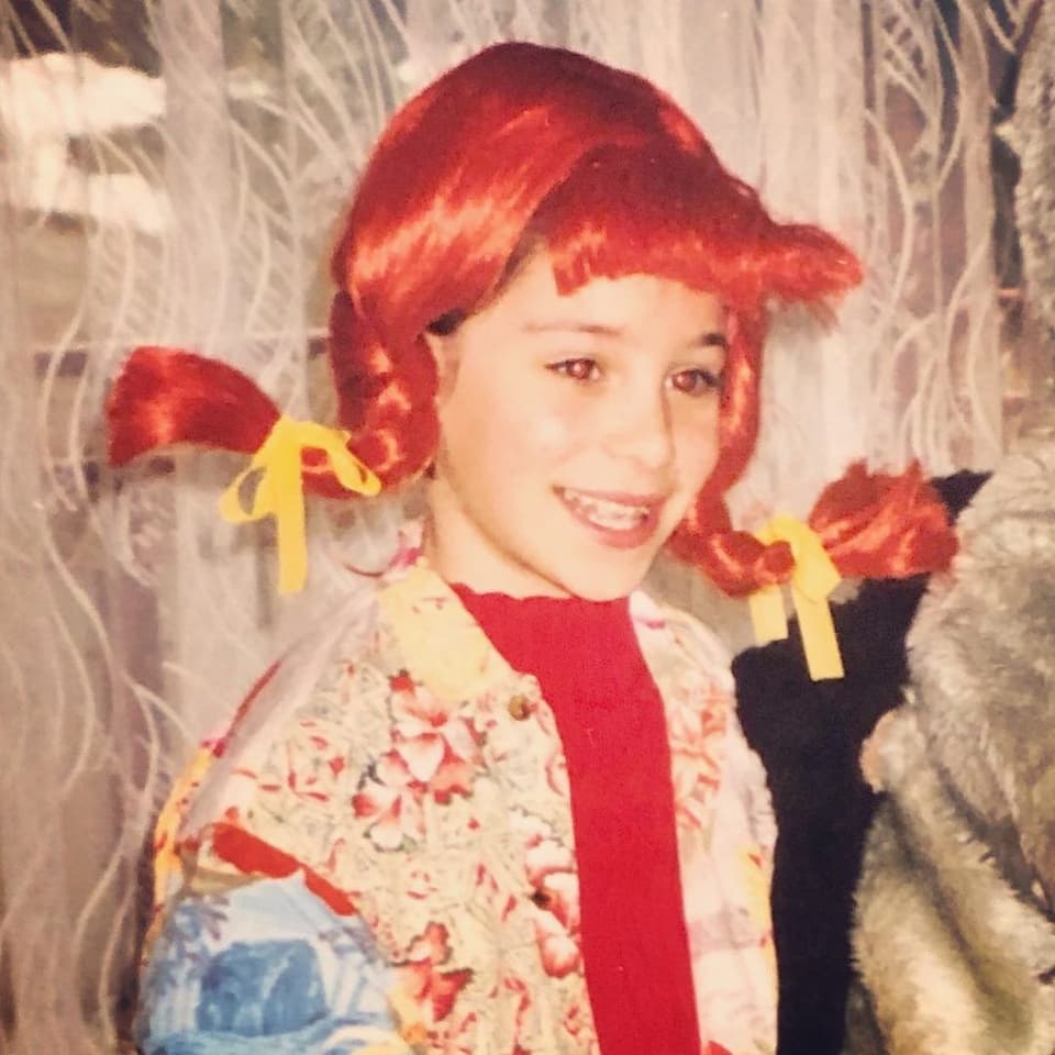 Mädchen verkleidet als Pippi-Langstrumpf mit gezöpfter roten Perücke