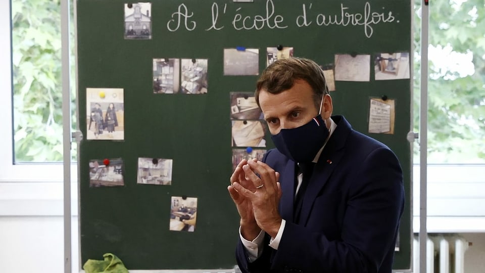 Macron besucht Schule mit Mundschutz