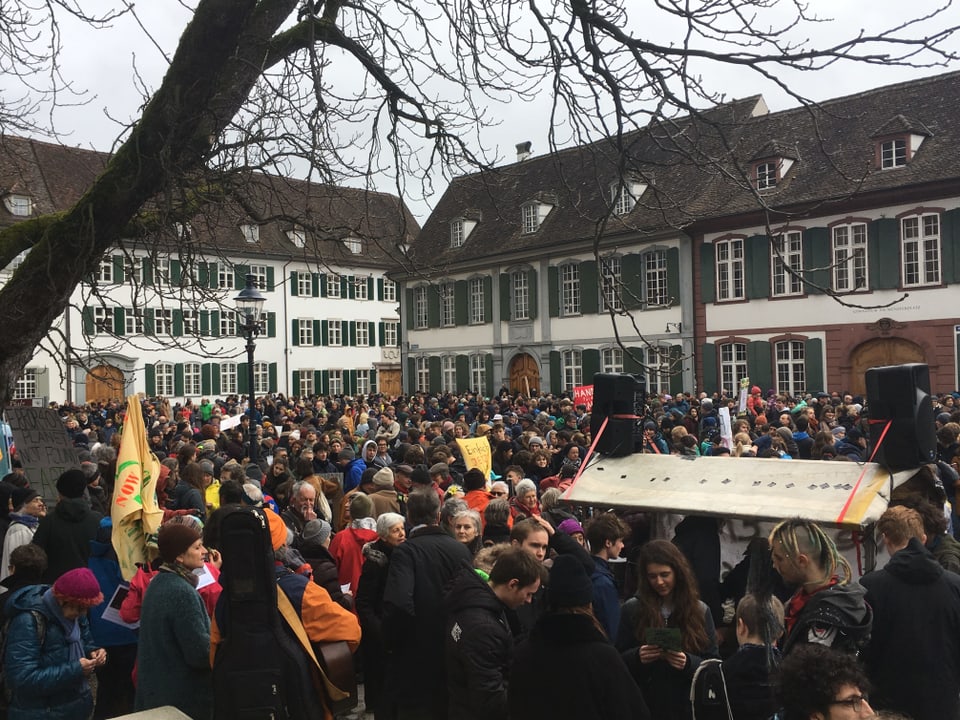 Demonstranten auf dem Münsterplatz
