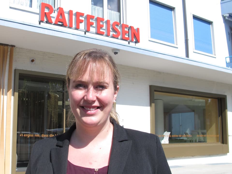 Daria Winkelmann vor der Raiffeisenbank in Alchenflüh. 