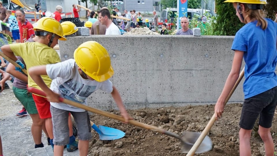 Kinder arbeiten mit Schaufeln