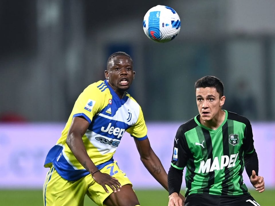Den Ball als Ziel Juves Denis Zakaria und Sassuolos Giacomo Raspadori kämpfen um den Ball