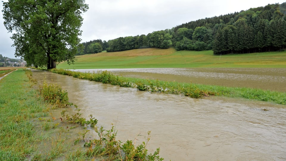 In der Nähe von Seewen/SO trat ein Bach über sein Ufer.