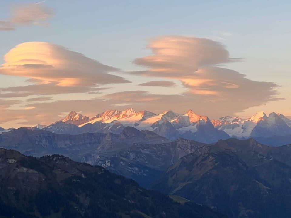 Stanserhorn/NW Linsenförmige Wolken über den Alpen.