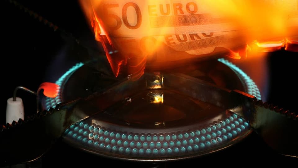 Euros verbrennen über Gasherd
