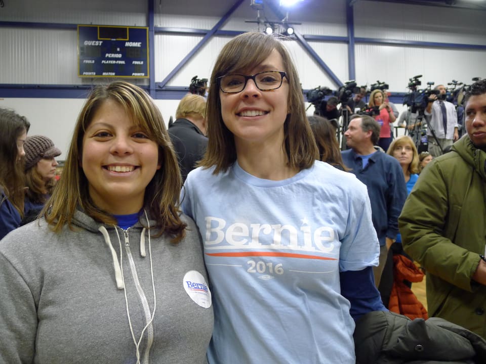 Frau mit Brille und T-Shirt mit einer "Bernie"-Aufschrift