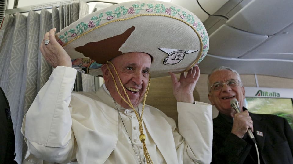 Papst Franziskus mit einem Sombrero.