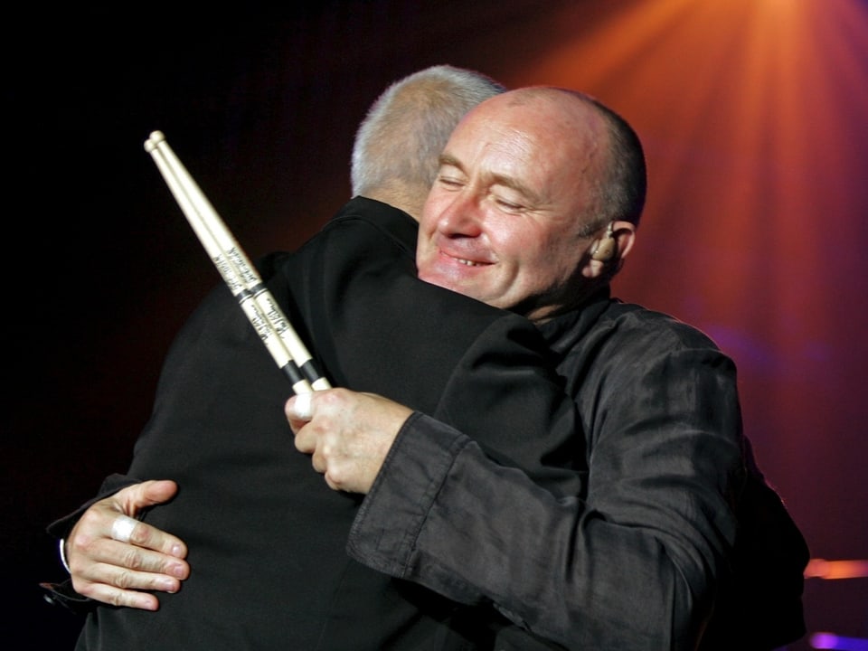 2004: Unter Scheinwerferlicht, grosse Umarumg mit Phil Collins.
