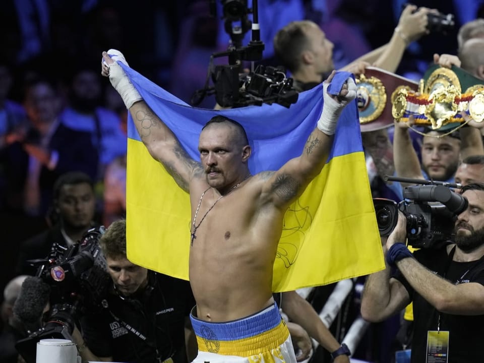 Jubel mit der blau-gelben Flagge Der Ukrainer Alexander Usyk nach seinem knappen Sieg.