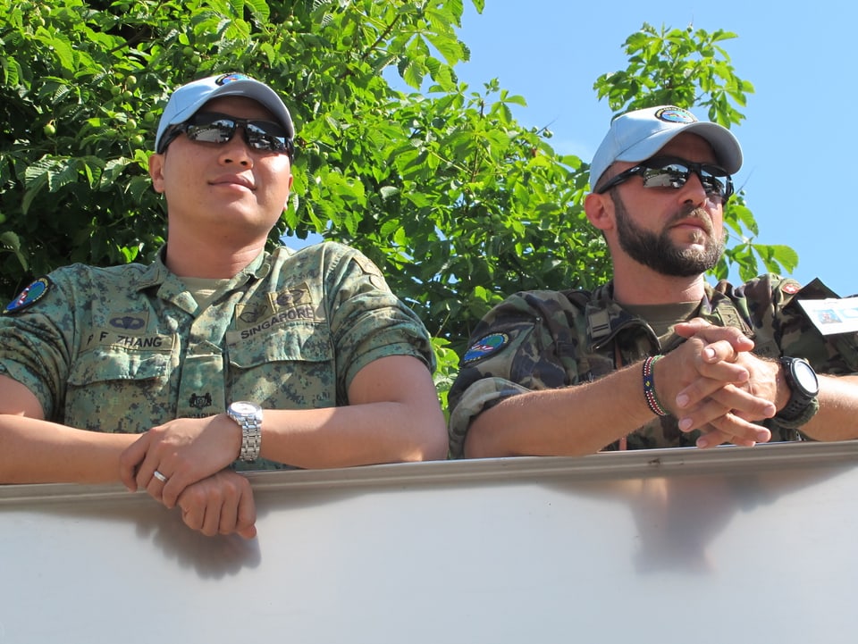Zwei Soldaten beobachten die Übung