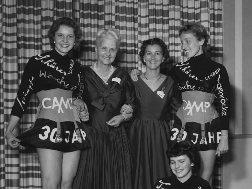 Beim 30-Jahr-Juliläum 1956: Lina Schärer und Tochter Irène Truninger, umgeben von Models.