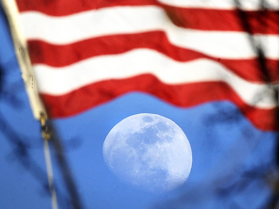 US-Flagge vor dem Mond.