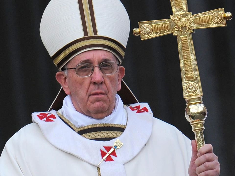 Der Papst mit ernstem Gesicht.