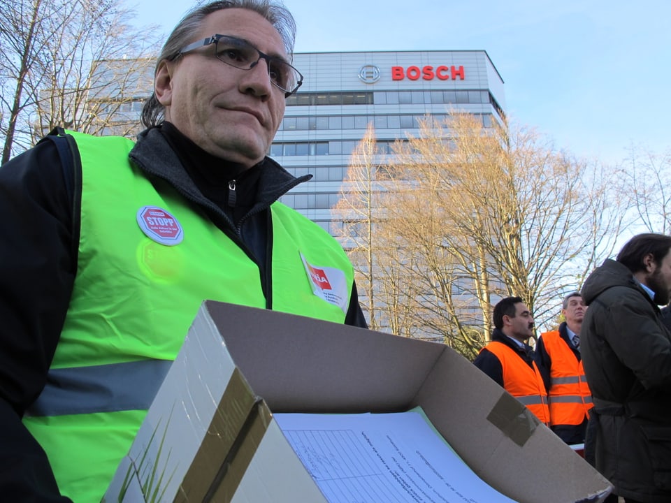 Die Scintilla-Mitarbeiter übergaben der Geschäftsleitung von Bosch eine Petition mit rund 13'000 Unterschriften.