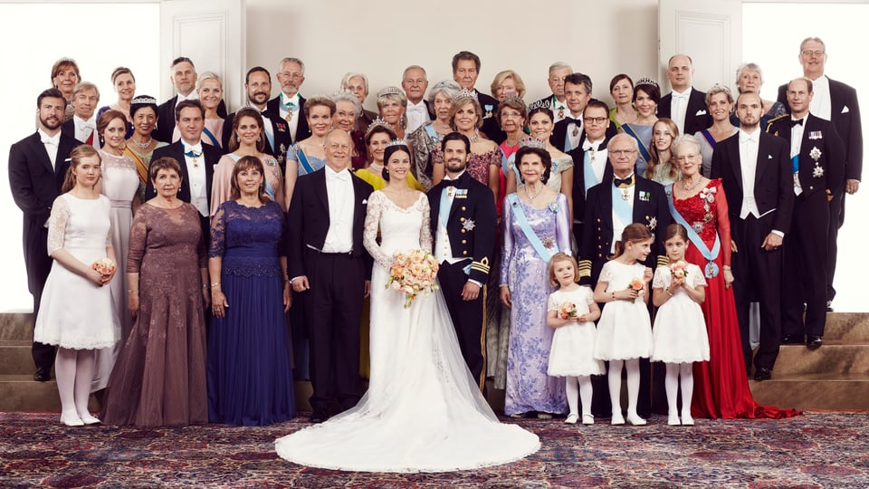 Allerlei Verwandte und Bekannte des royalen Paares posieren für das glamouröse Bild.