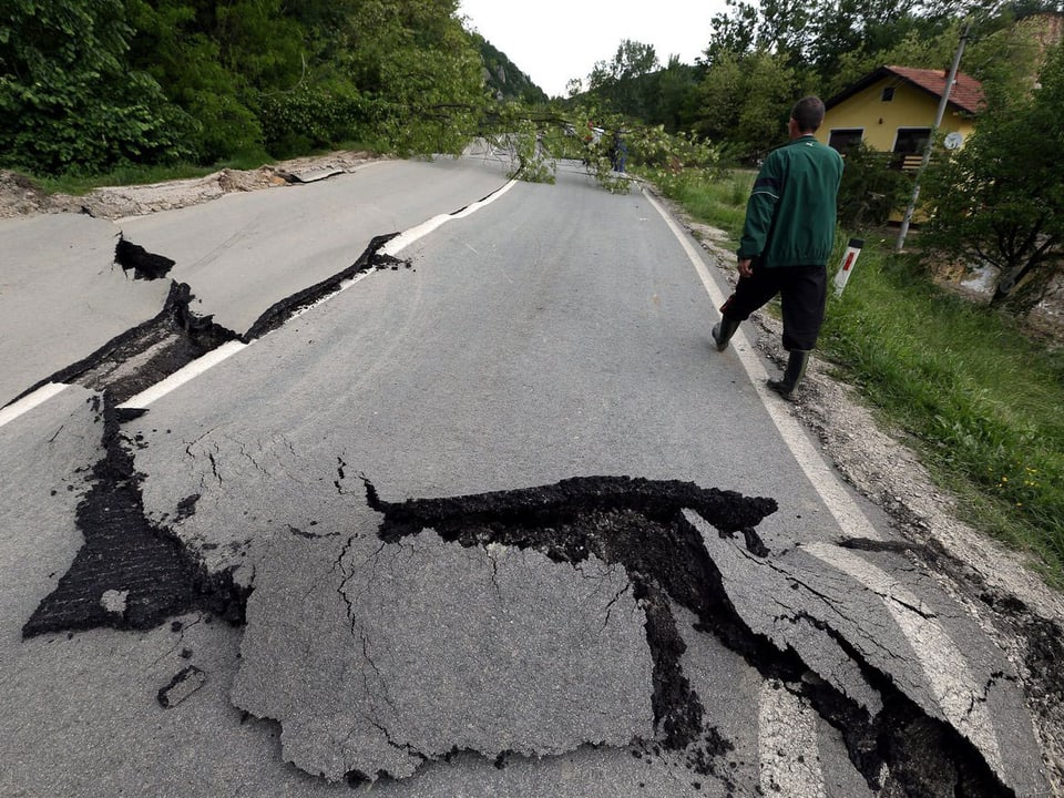 Eine zerstörte Autobahn, 150 Kilometer von Sarajevo entfernt, am 18. Mai.