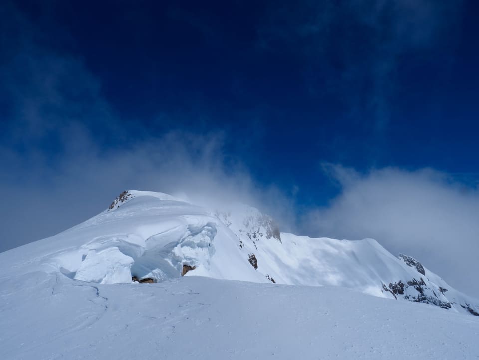 Blick auf einen verschneiten Gipfelgrat.