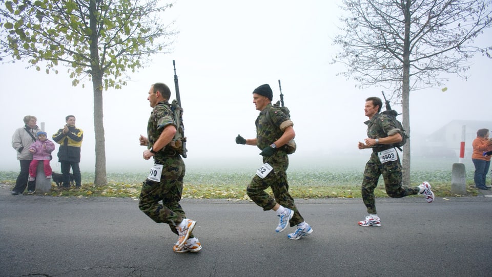 Der Frauenfelder Waffenlauf führt über die volle Marathondistanz inklusive Gepäck und Sturmgewehr: Drei Waffenläufer im Rennen