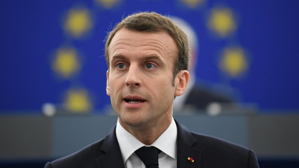 Macron vor einem EU-Emblem.