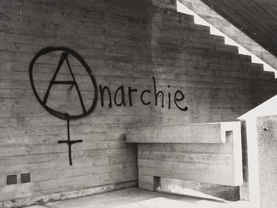 An der Wand steht: «Anarchie»
