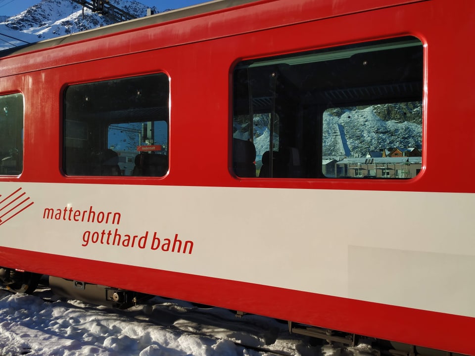 Wagen der Matterhorn- Gotthard- Bahn.