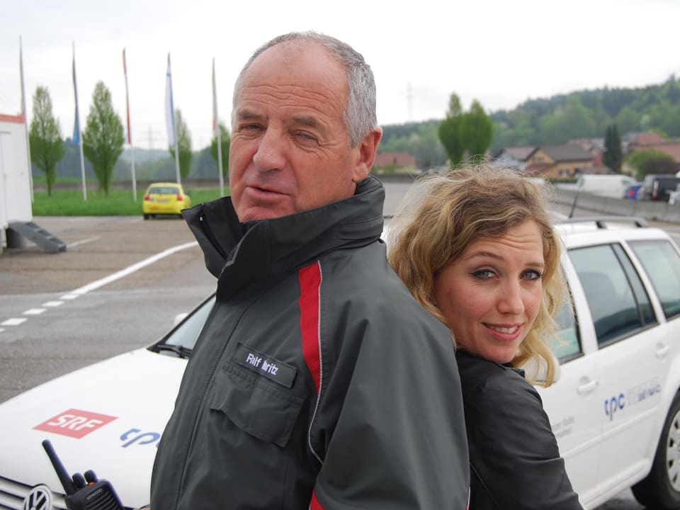 Instruktor Rolf Maritz und Florence Fischer auf der Teststrecke in Safenwil. 
