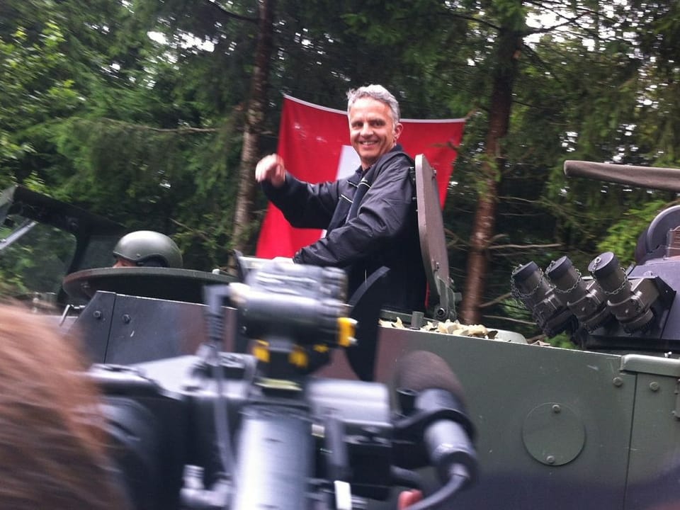Bundesrat Didier Burkhalter rollt im Panzer an.