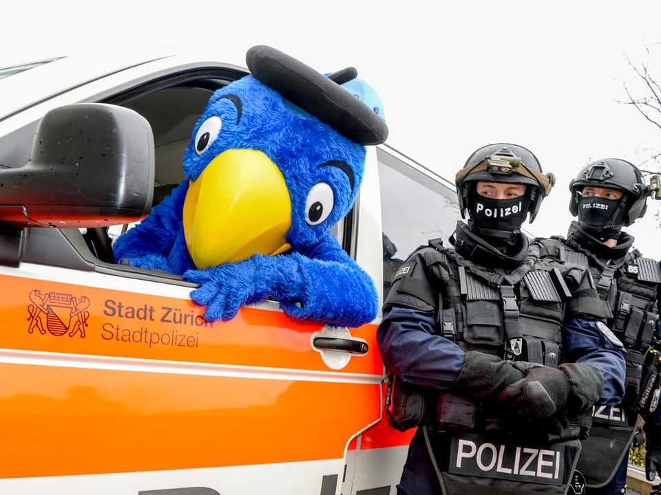 Plüschglobi im Polizeiauto mit zwei bewaffneten Polizisten der Zürcher Stadtpolizei