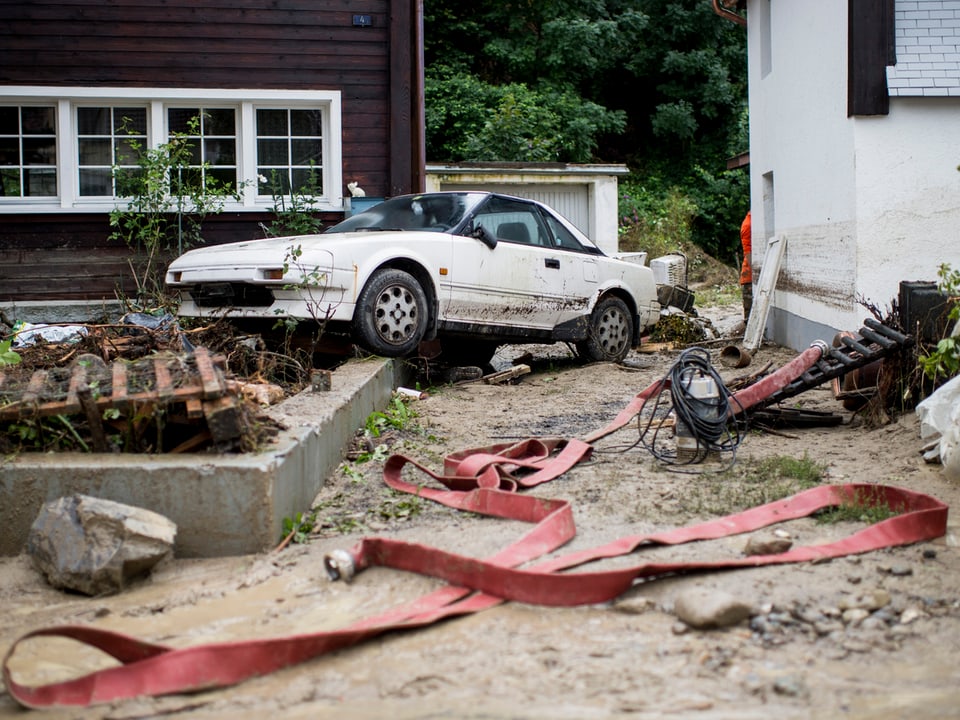 Ein Auto, das weggespült wurde, steht in Altstätten (SG) 
