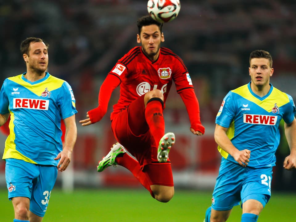 Leverkusens Hakan Calhanoglu behauptet sich gegen zwei Kölner