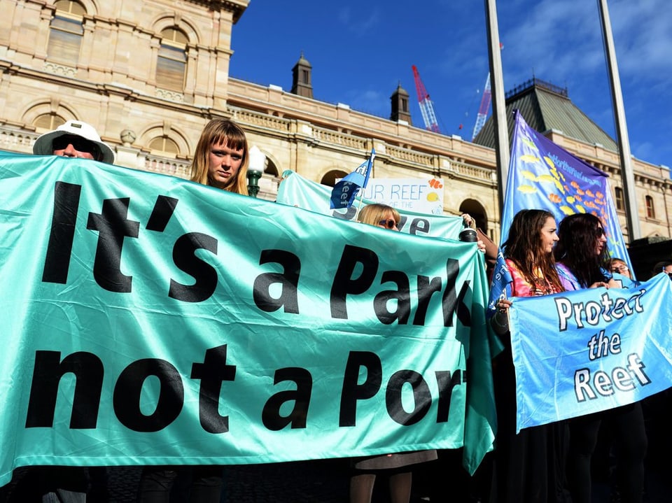 Demonstranten haben sich vor dem Queensland Parliament versammelt.