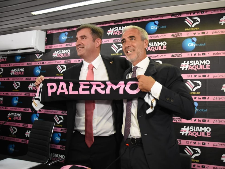 Ferran Soriano und Dario Mirri mit Palermo-Schal