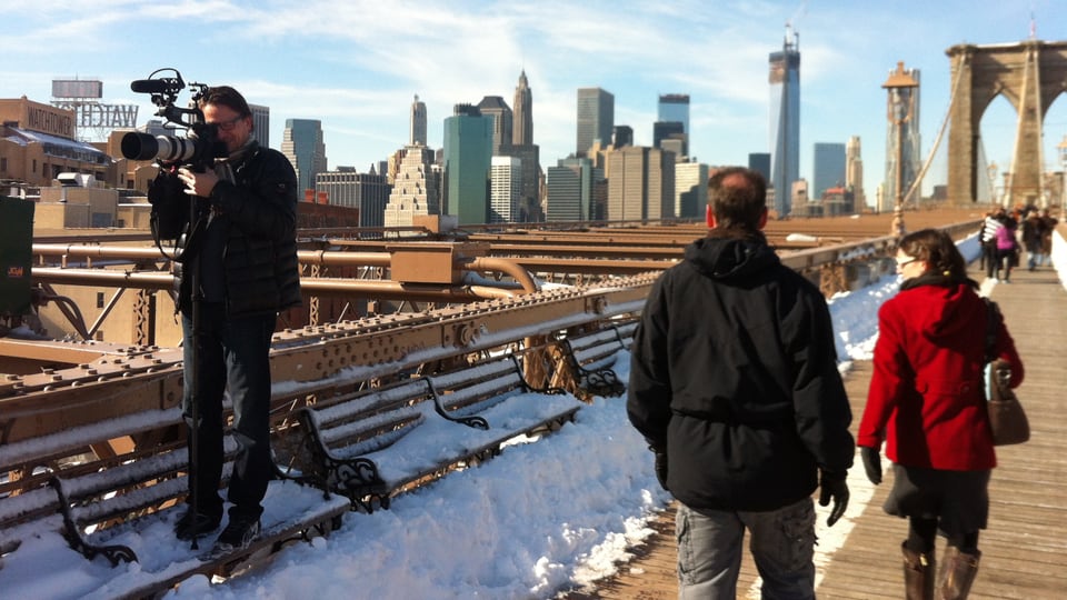 SRF-Kameramann Markus Zeffler filmt auf der Brooklyn Bridge
